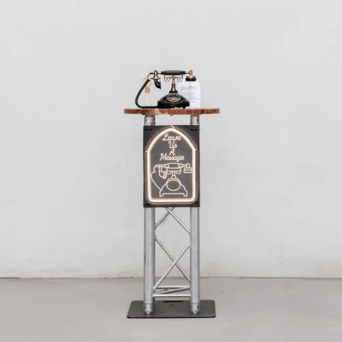 Audio guestbook: retro telefoon op een standaard om berichten in te spreken