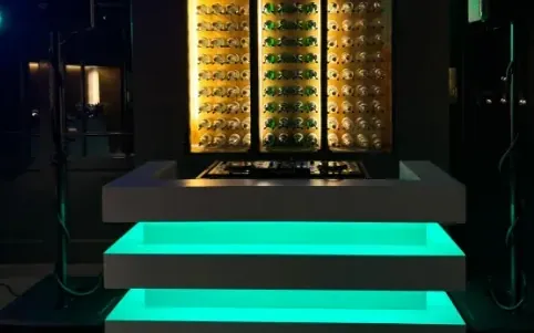 Betaalbare DJ: groen verlichte DJ-booth op een feest