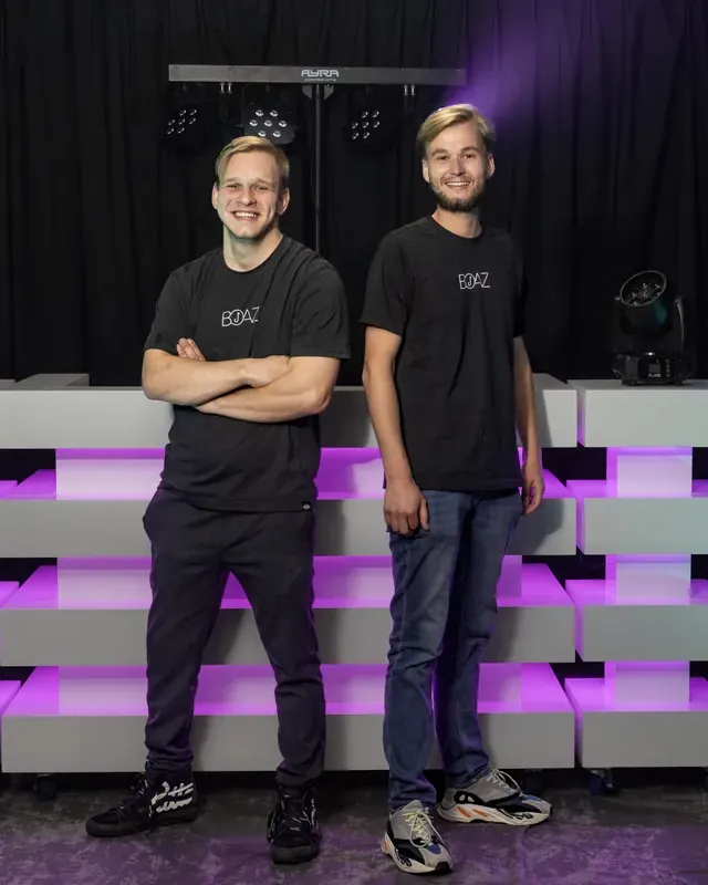 BOAZ Entertainment: oprichters Rens en Thomas bij een verlichte DJ-booth