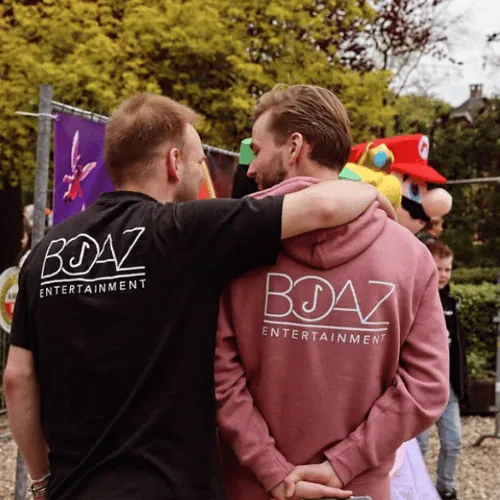 Het team van BOAZ Entertainment in BOAZ-shirts op een feest