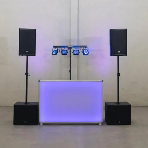 BONO DJ-set huren: verlichte booth met speakers en lichtbalk