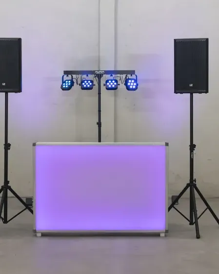 BONO DJ set: studiofoto van de compacte paarse booth met speakers en lichtbalk