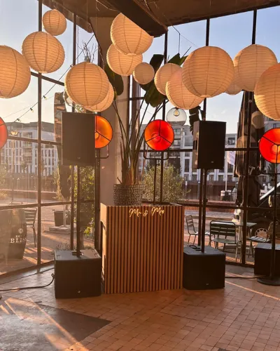 Bruiloft DJ Apeldoorn: RETRO DJ-set met lampionnen op een trouwlocatie