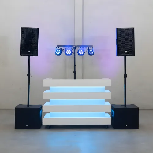 COBAIN DJ-set huren: witte booth met verlichting en speakers