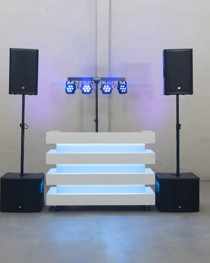 COBAIN DJ set: studiofoto van de witte booth met speakers en lichtbalk