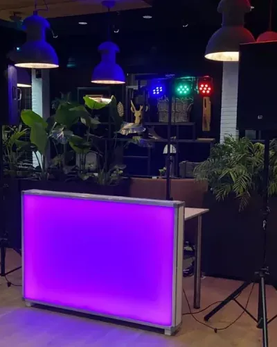 Compacte DJ set huren: de BONO-booth in een restaurant