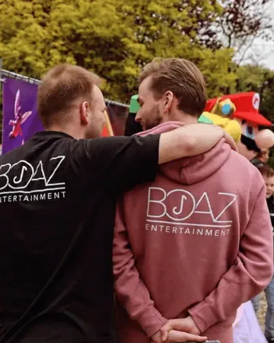 Contact BOAZ Entertainment: Rens en Thomas in BOAZ-kleding op een feest