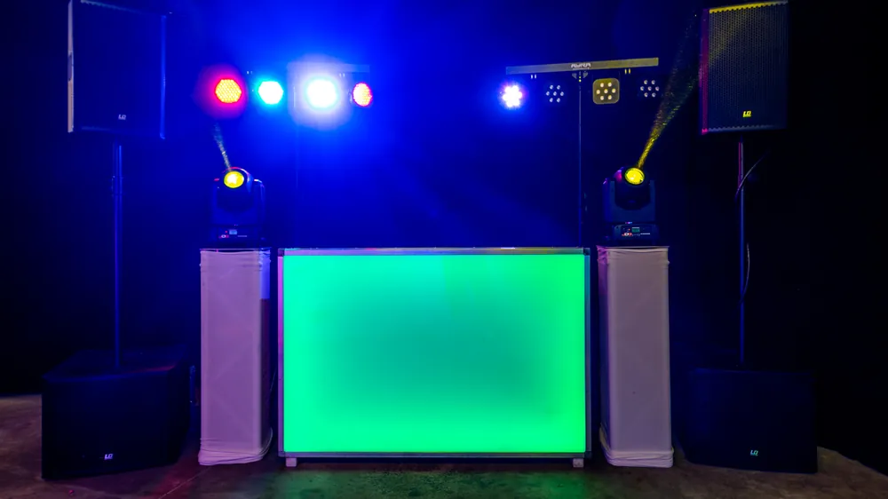 DJ Apeldoorn: DJ-booth met groen licht en speakers van BOAZ