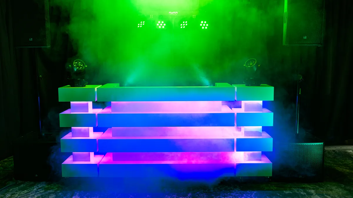 DJ Arnhem: DJ-booth met groen licht en rookeffect, klaar voor een feest