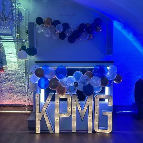 DJ op een bedrijfsfeest, DJ-booth van BOAZ Entertainment met ballonnen