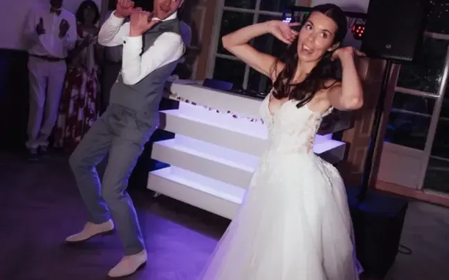 DJ bruiloft Apeldoorn: bruidspaar danst voor de DJ-booth van BOAZ