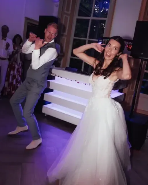 DJ bruiloft: bruidspaar danst voor de verlichte DJ-booth van BOAZ