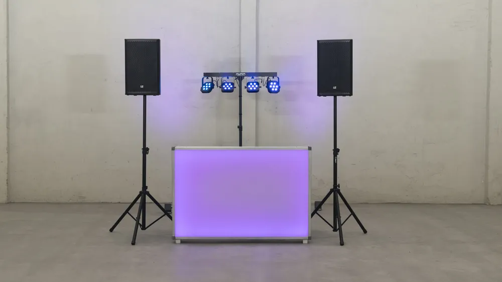 DJ Deventer: paars verlichte DJ-booth met speakers en lichtbalk