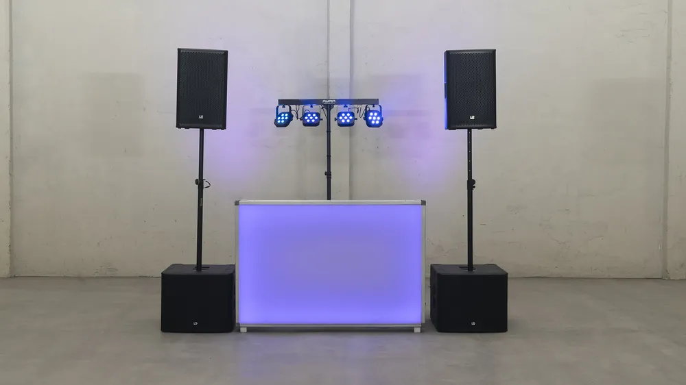 DJ Doetinchem: paars verlichte DJ-booth met speakers, klaar voor een feestavond