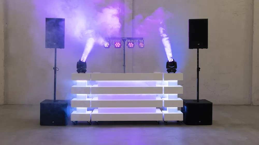 DJ Eerbeek: DJ-booth met moving heads en rookeffect, klaar voor een feest