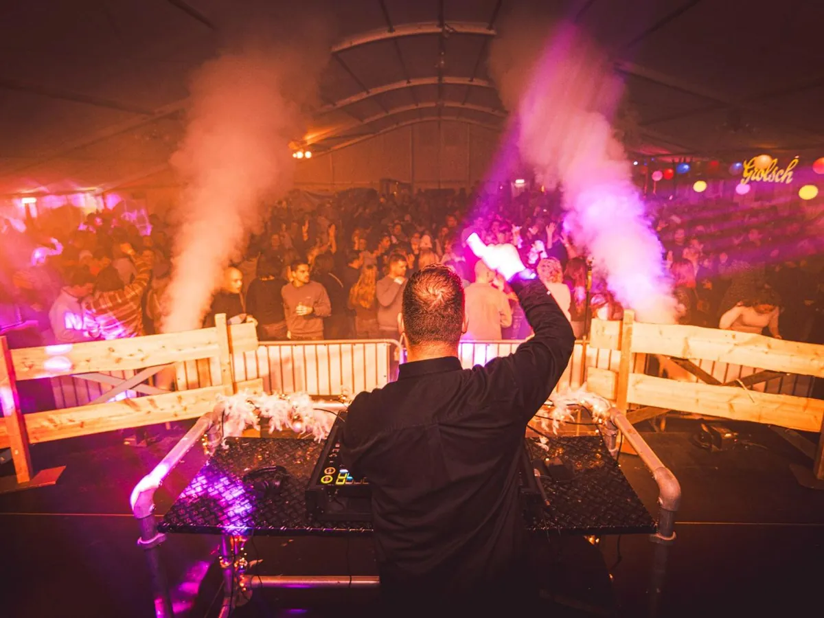 DJ huren Achterhoek: DJ van BOAZ draait voor een volle dansvloer met rookkanonnen