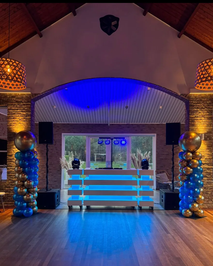 DJ huren Arnhem: BOAZ DJ-booth met licht en geluid in een feestzaal