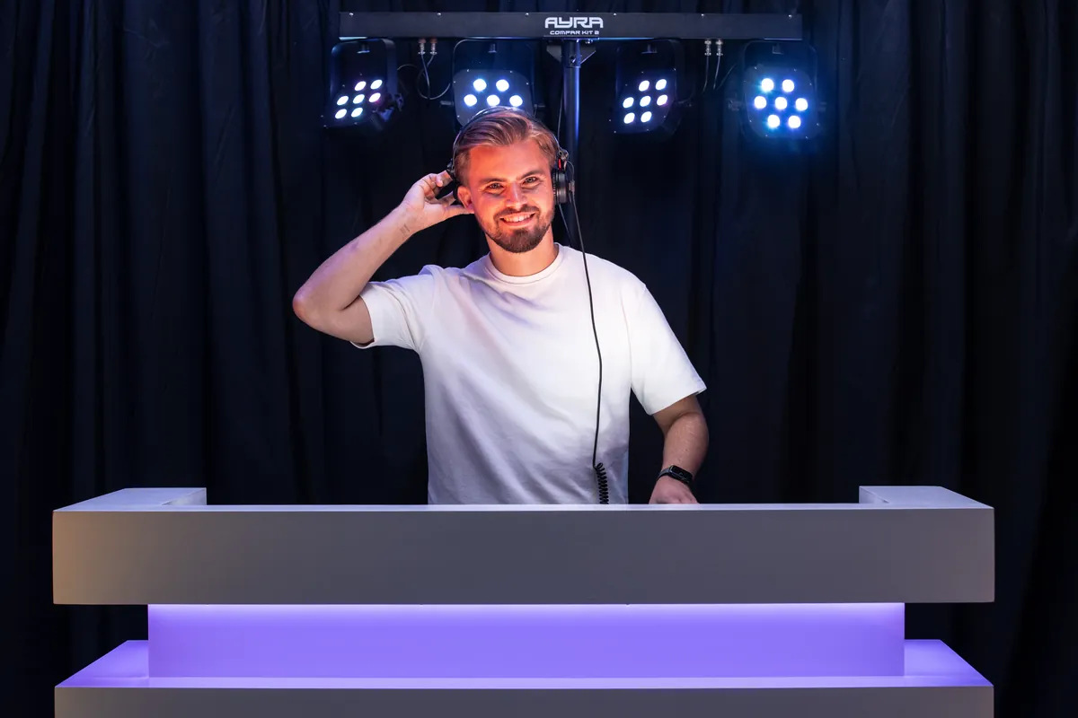 DJ huren Arnhem: DJ van BOAZ Entertainment met koptelefoon achter de booth