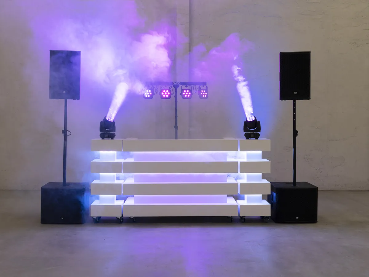 DJ huren Deventer: witte DJ-booth met moving heads en rookeffect van BOAZ