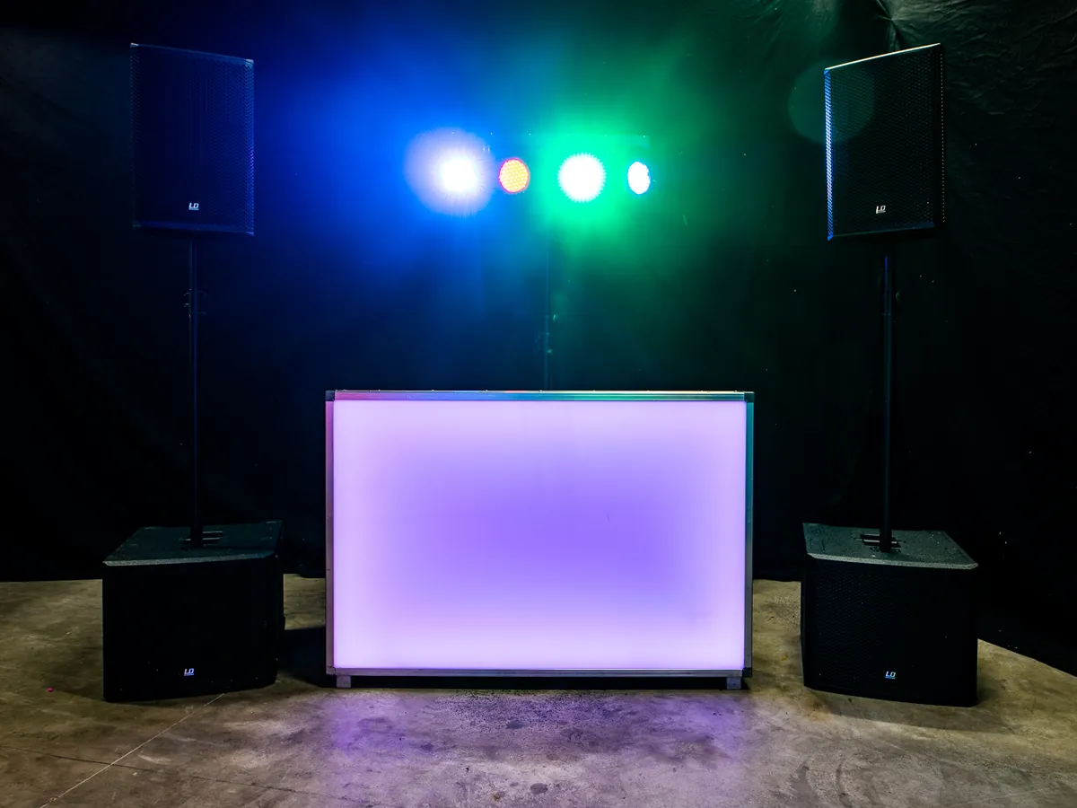 DJ huren Eerbeek: paars verlichte DJ-booth met lichtshow van BOAZ uit Eerbeek
