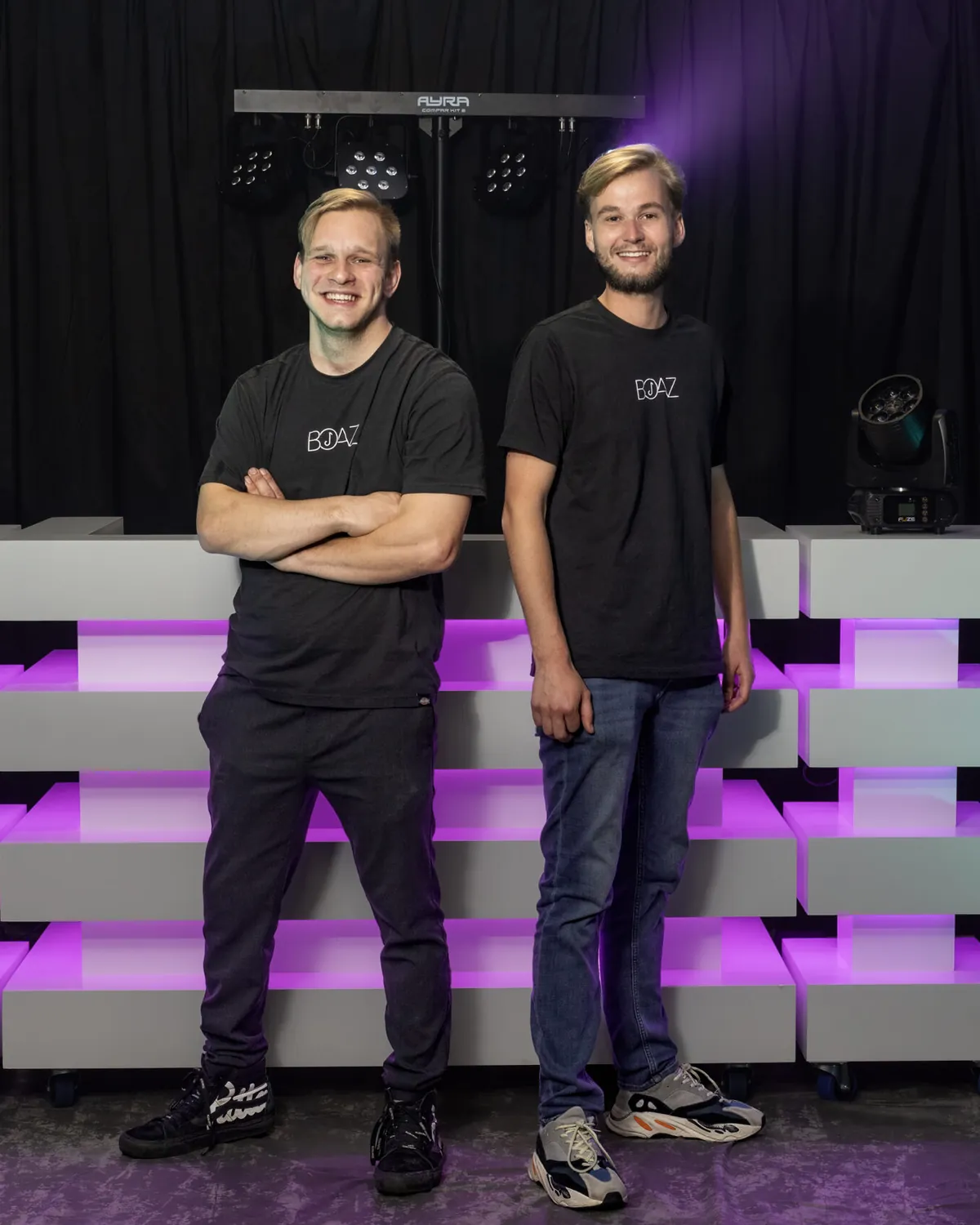 DJ huren in Gelderland: Rens en Thomas van BOAZ Entertainment bij een verlichte DJ-booth
