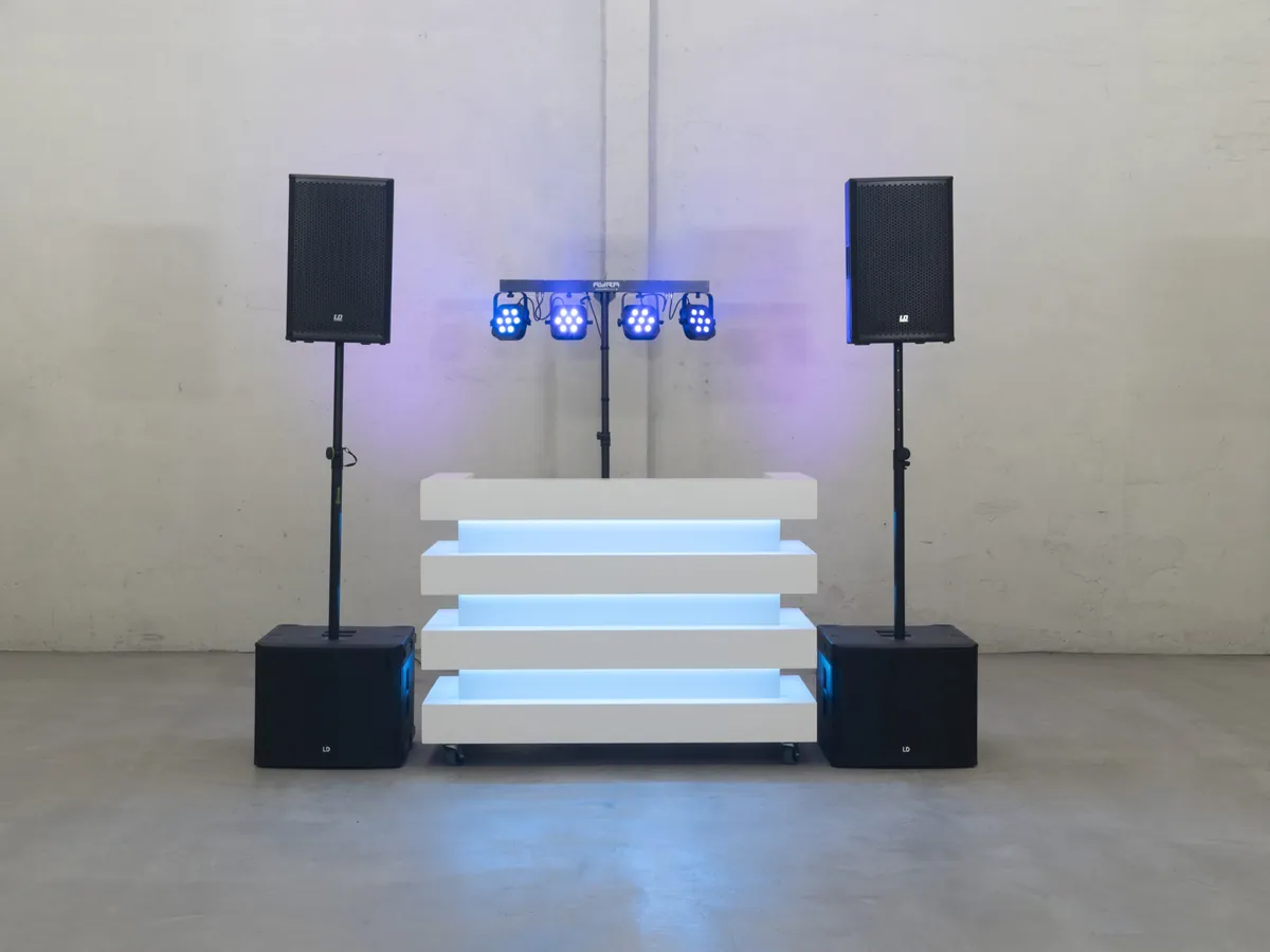 DJ huren Loenen: witte DJ-booth met speakers en lichtbalk van BOAZ