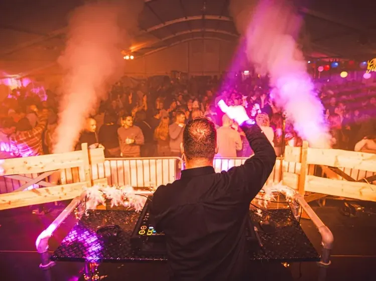 DJ huren studentenfeest: DJ met rookkanonnen voor een vol publiek