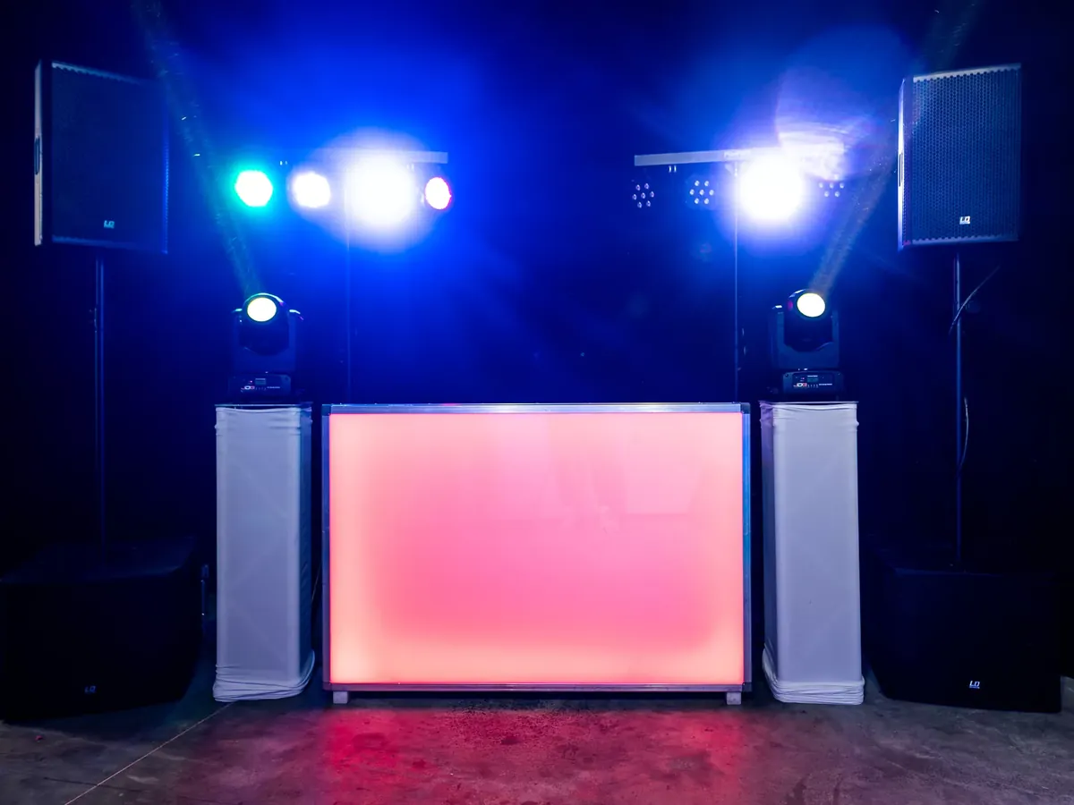 DJ huren Westervoort: roze verlichte DJ-booth met lichtshow van BOAZ