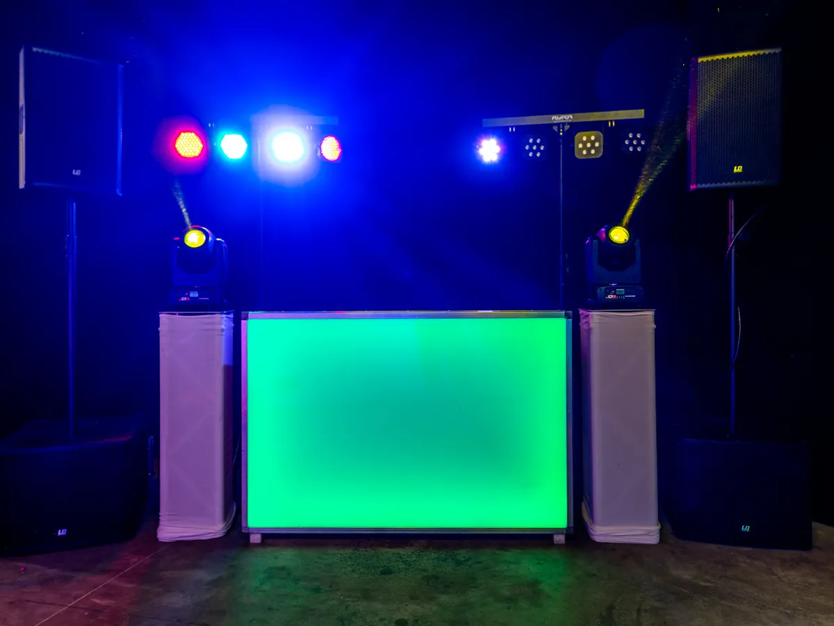 DJ huren Zutphen: DJ-booth met groen licht en speakers van BOAZ Entertainment