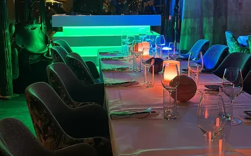 DJ kerstborrel: DJ-booth naast een gedekte tafel voor het kerstdiner