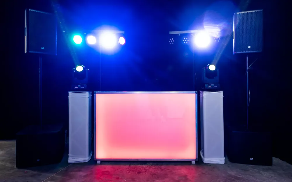 DJ kerstborrel: DJ-set met lichtshow en roze verlichte booth