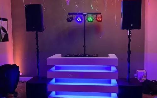 DJ voor kleine ruimte: DJ-booth in een kleine feestzaal met kroonluchter