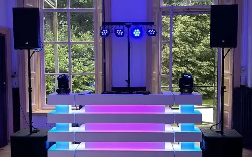 DJ licht en geluid huren: DJ-set met moving heads voor de ramen van een feestzaal