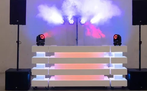 DJ schoolfeest: witte DJ-booth met rookeffect en moving heads