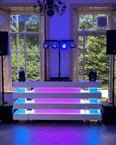 DJ Arnhem: DJ-set met moving heads voor de ramen van een feestzaal