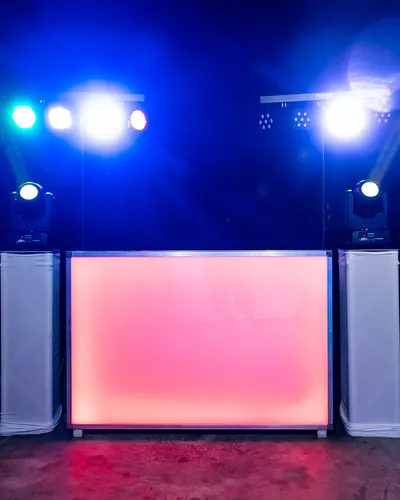 DJ-set huren in Arnhem: lichtshow en roze verlichte booth