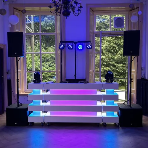 DJ set met lichtshow huren: de DRAKE-booth met moving heads in een feestzaal