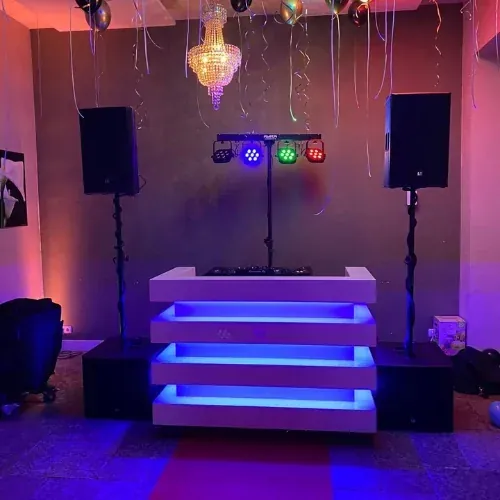 DJ set verhuur: de COBAIN-set onder een kroonluchter