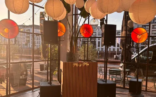 DJ trouwfeest: RETRO DJ-set met lampionnen op een trouwlocatie