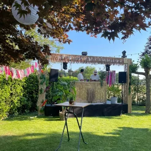 DJ-set opgebouwd in de tuin voor een buurtfeest of tuinfeest