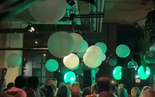 DJ verjaardagsfeest: gasten op de dansvloer onder lampionnen