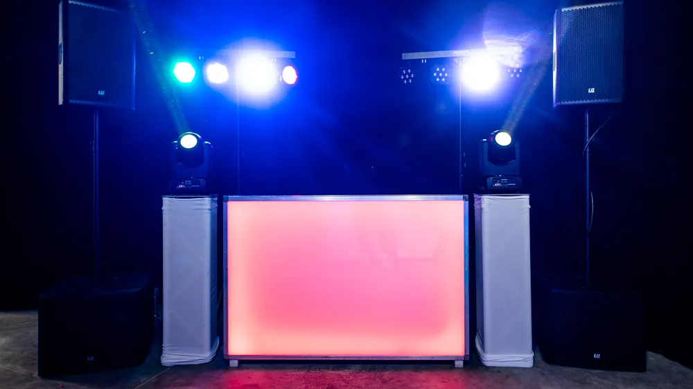 DJ Westervoort: DJ-booth met blauwe lichtshow en speakers