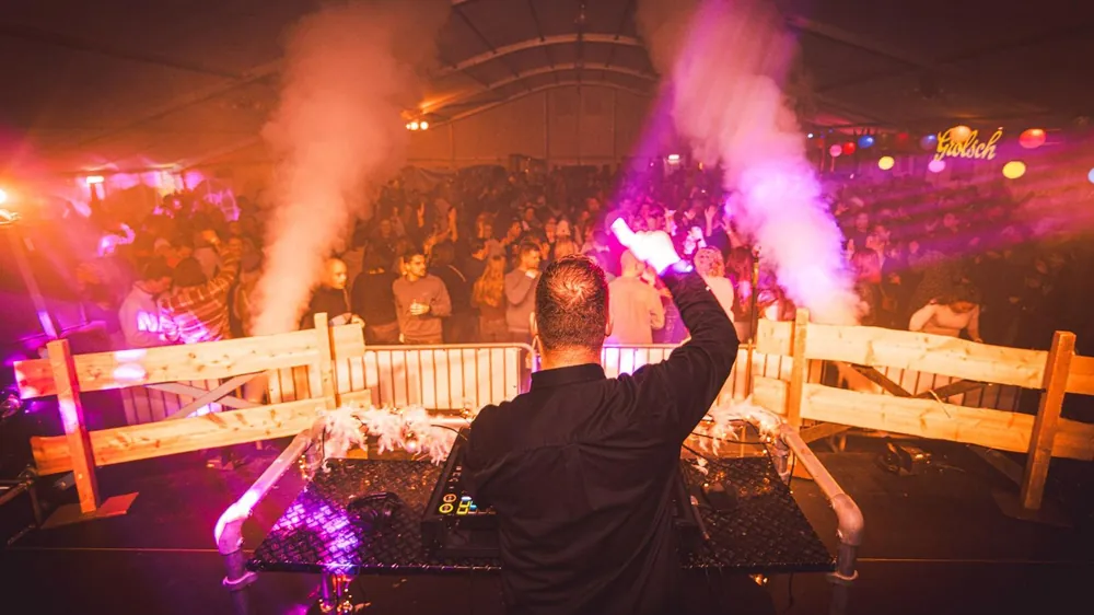 DJ Zutphen: DJ van BOAZ draait voor een volle zaal met rookkanonnen