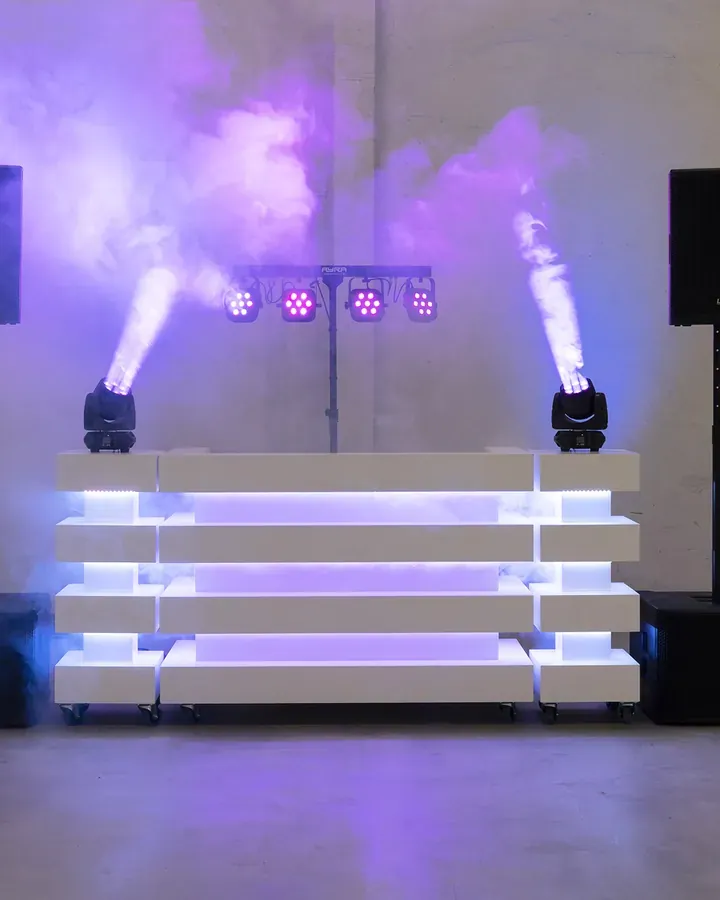 DRAKE DJ set: studiofoto van de booth met moving heads en rookeffect
