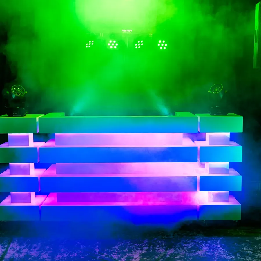 DJ-booth met groen licht en rookeffect