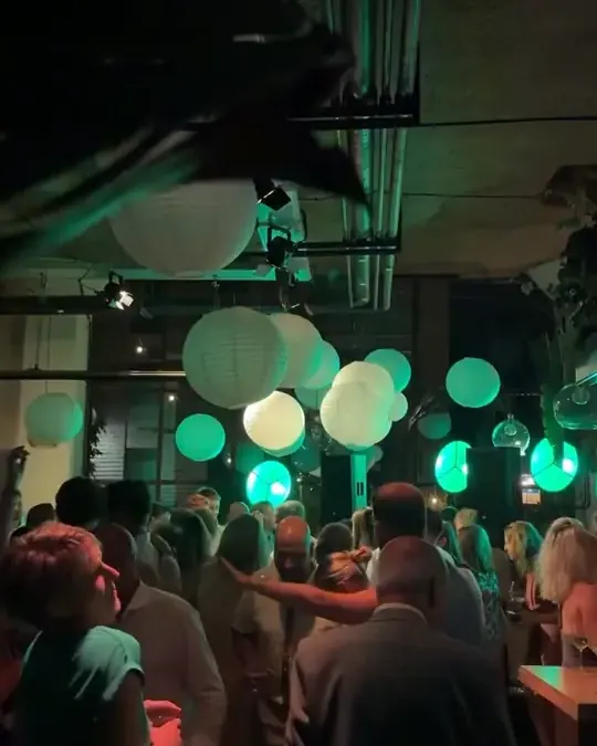Feest organiseren: gasten op een volle dansvloer onder lampionnen