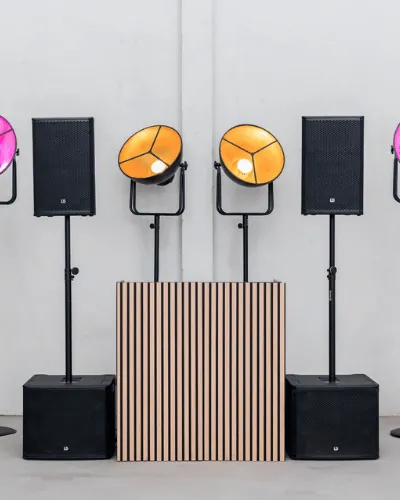Feest samenstellen: houten RETRO-booth met retro lampen en speakers