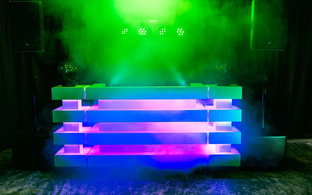 Personeelsfeest Gelderland: DJ-booth met groen licht en rookeffect