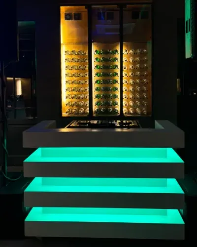 Personeelsfeest organiseren: groen verlichte DJ-booth op een bedrijfslocatie