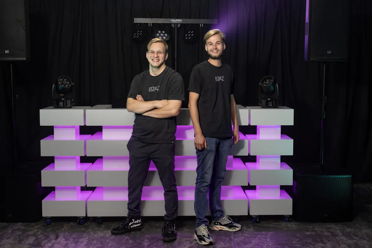 Rens en Thomas, oprichters van BOAZ Entertainment, bij hun DJ-booth